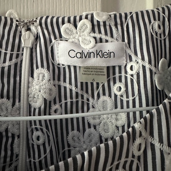 CALVIN KLEIN FLORAL EMBROIDERED GREY AND WHITE DRESS - Picture 5 of 6